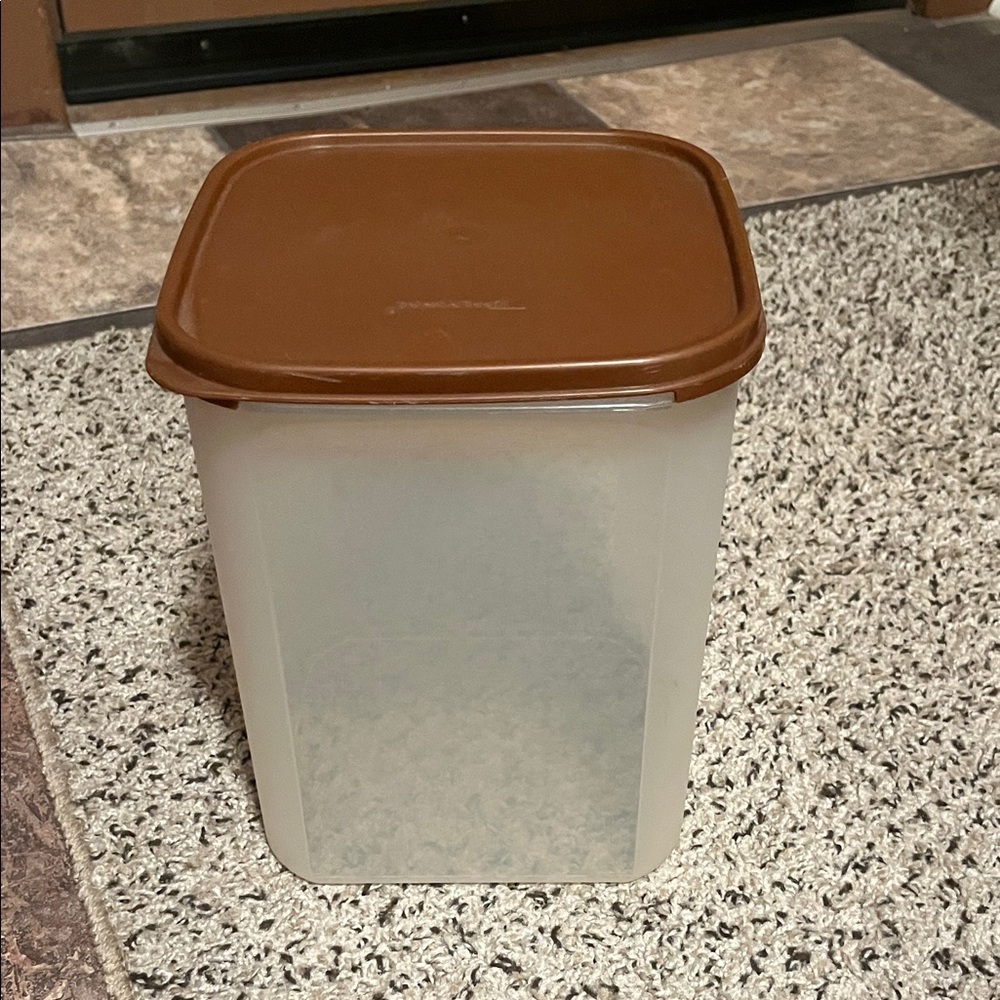 Brown Lid Tupperware 23 cup Storage Container